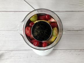 把茶网放入养生壶中间，周围放入切好的水果。