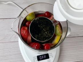 然后倒入清水，不要超过养生壶的最高水位线，没过食材即可。