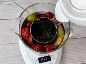 然后倒入清水，不要超过养生壶的最高水位线，没过食材即可。