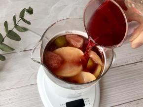 养生壶的完成提示音响后，花果茶就煮好了，最后倒入蔓越莓汁即可。