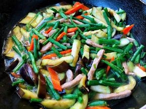 添加适量清水或高汤大火炖起来