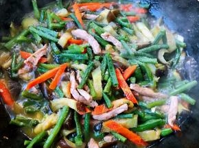 汤汁炖到一半的时候放入盐和味精调味继续改中小火炖