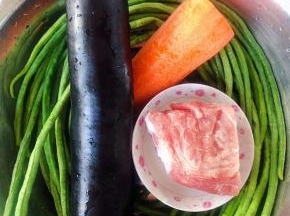 准备原材料鸡豇豆、茄子、胡萝卜、猪肉
