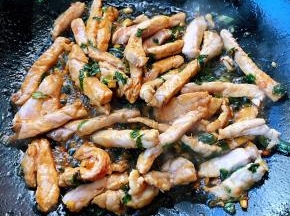 猪肉条中加热适量一品鲜酱油一起翻炒更加入味