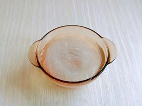 首先一定要先把龙口粉丝泡上，如果着急用，可以用热水泡，不着急的情况下，冷水泡即可。