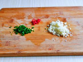 葱蒜去皮切好，辣椒洗干净切段。