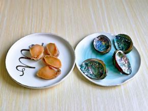 小鲍鱼肉取下来，用干净的牙刷刷干净，包括壳也同样刷干净。