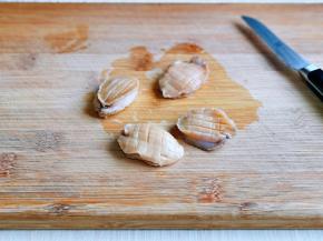 鲍鱼肉切花刀。