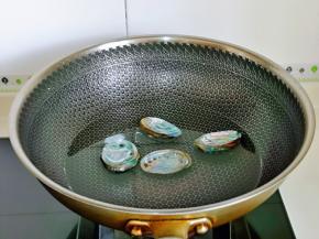 鲍鱼壳也一样开水煮一下杀菌，冷水下锅，大火煮2分钟捞出。