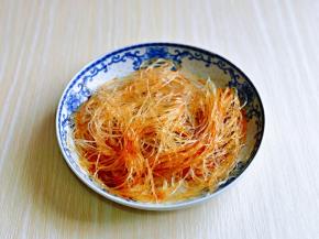 泡发的粉丝按个人口味加入盐，再淋上一勺生抽，拌均匀。