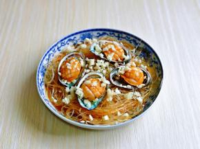 把腌制好的鲍鱼放在上面，撒上切好的蒜末。