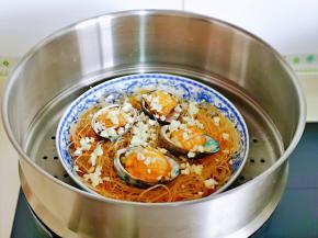 上蒸锅蒸6分钟即可关火。