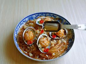 取出蒸好的粉丝蒸鲍鱼盘，淋上一勺热油。(一定要把油烧热再拎上去哈)