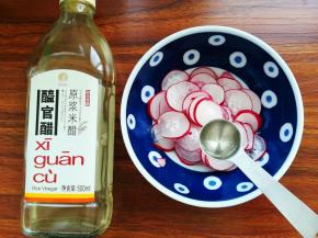 一勺白米醋，敷上保鲜膜，入冰箱腌制三十分钟以上。