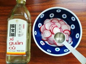一勺白米醋，敷上保鲜膜，入冰箱腌制三十分钟以上。