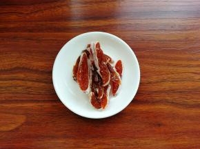 柿饼去蒂切成细条。