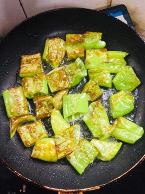 起锅烧油，放入青椒煎制两面微焦呈虎皮色！