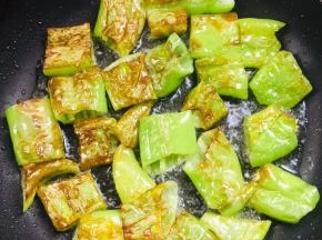 起锅烧油，放入青椒煎制两面微焦呈虎皮色！
