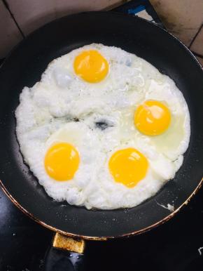 平底锅烧热倒入适量的油，打入鸡蛋小火慢煎！