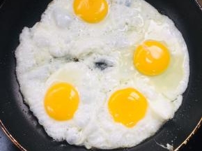 平底锅烧热倒入适量的油，打入鸡蛋小火慢煎！