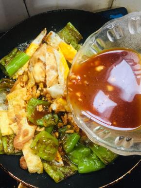 倒入提前调好的料汁儿！