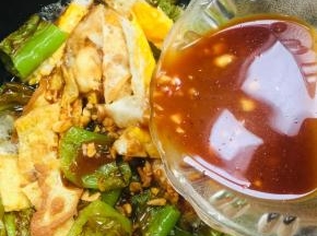 倒入提前调好的料汁儿！