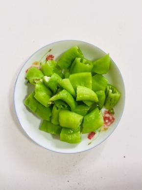 青椒洗净切成段备用！