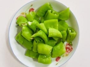 青椒洗净切成段备用！