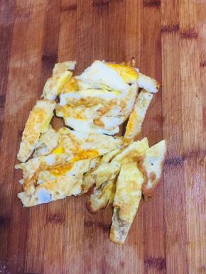 煎好的荷包蛋切成块儿备用！