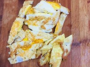 煎好的荷包蛋切成块儿备用！