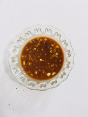 碗中放入一勺蒜末，两勺生抽，一勺香醋，一勺糖，一勺蚝油，少许盐，一勺鸡精和适量的水淀粉搅拌均匀调成料汁儿！