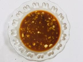 碗中放入一勺蒜末，两勺生抽，一勺香醋，一勺糖，一勺蚝油，少许盐，一勺鸡精和适量的水淀粉搅拌均匀调成料汁儿！