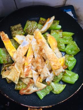 放入切好的荷包蛋翻炒均匀！