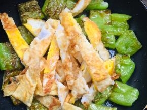 放入切好的荷包蛋翻炒均匀！