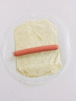 把多余的手抓饼边角放在手抓饼一头！