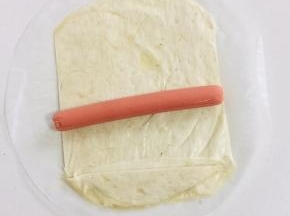 把多余的手抓饼边角放在手抓饼一头！