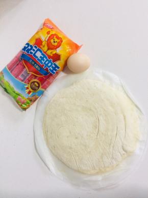 准备好所需的材料：手抓饼胚6张，火腿肠6根，鸡蛋1个！