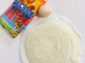 准备好所需的材料：手抓饼胚6张，火腿肠6根，鸡蛋1个！