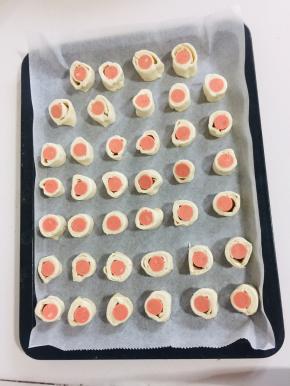 依次做好所有的！摆放在铺有油纸的烤盘上！