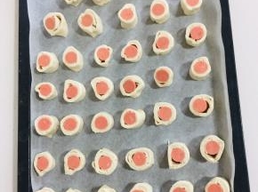 依次做好所有的！摆放在铺有油纸的烤盘上！