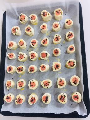 撒上适量的黑芝麻！