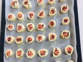 撒上适量的黑芝麻！