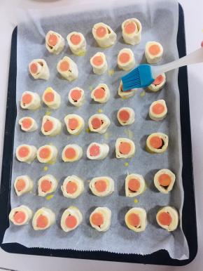 均匀的刷一层薄薄的蛋液！