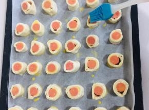 均匀的刷一层薄薄的蛋液！