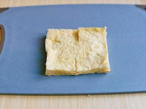 再把吐司切出4个方形，注意中间不要切断哈！