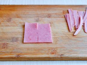 火腿片同样切掉四边，再切出4个方块，中间不要切断。