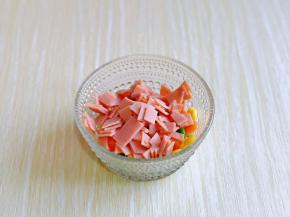 切下来的火腿边角不要浪费哈，切小块放入美国杂蔬器具中，搅拌均匀。