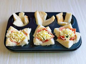 撒上马苏里拉芝士，切下来的吐司边角也不要浪费，放在另外的模具中，烤一下香酥脆，特别好吃。