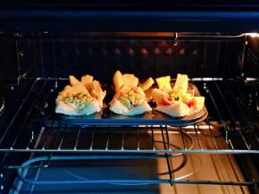 烤箱上下火185度预热5分钟，模具入烤箱中层的烤网上，上下管185度烤12分钟。(时间及温度仅供参考，具体请根据自家烤箱性能另定）