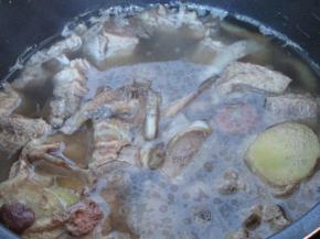 3.加入山楂、当归、生姜和羊排一起煮20分钟，羊排基本煮熟